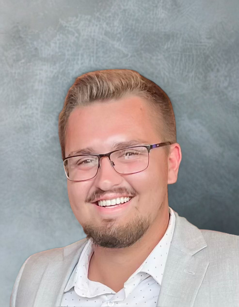 Investment management advisor in Saint Louis analyzing portfolio performance and market strategy with client